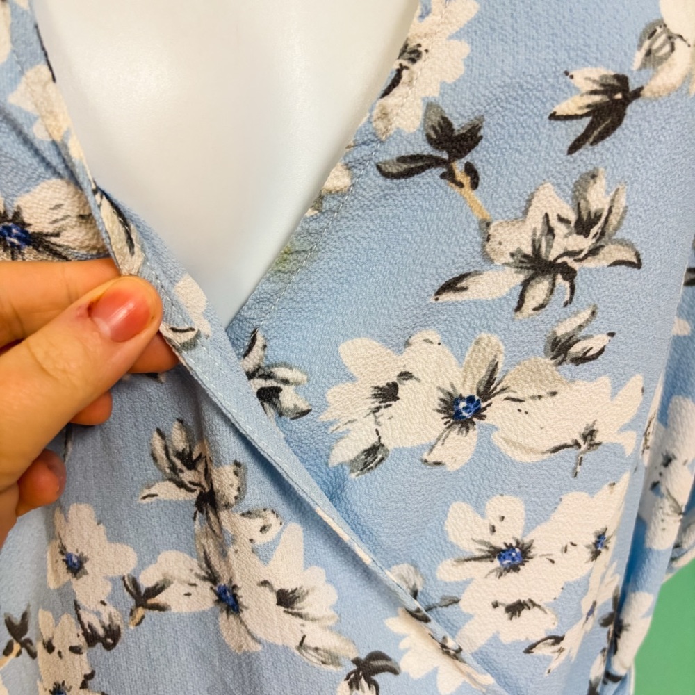 Fashion To Figure Blue White Floral Short Ruffle Sleeve Wrap Dress Size 1 14/16 - Picture 7 of 10